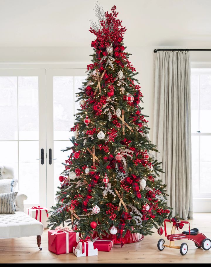 Red Christmas Tree Decor: 25 Trendy and Elegant Holiday Styles