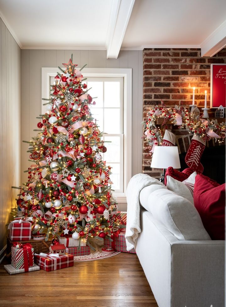Red Christmas Tree Decor: 25 Trendy and Elegant Holiday Styles