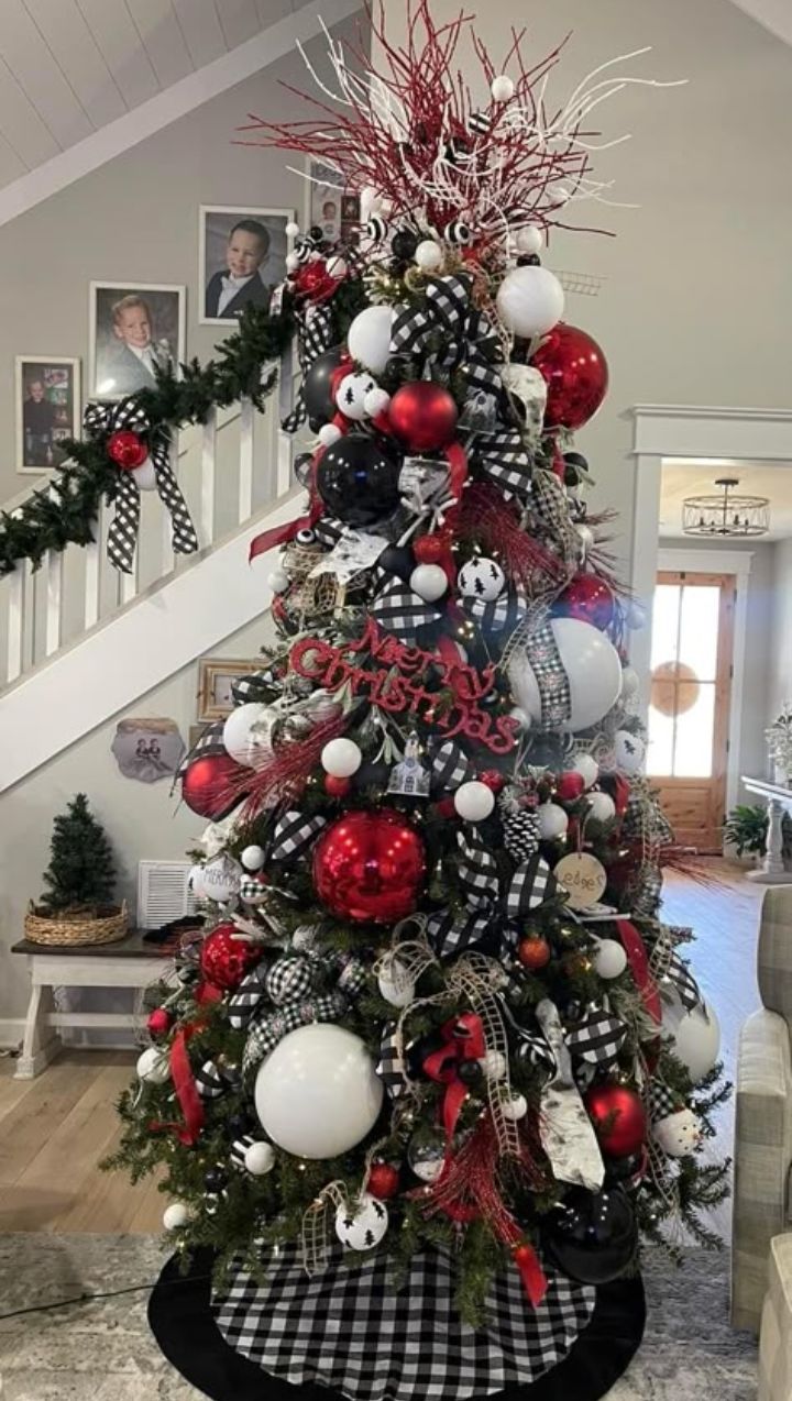 Red Christmas Tree Decor: 25 Trendy and Elegant Holiday Styles