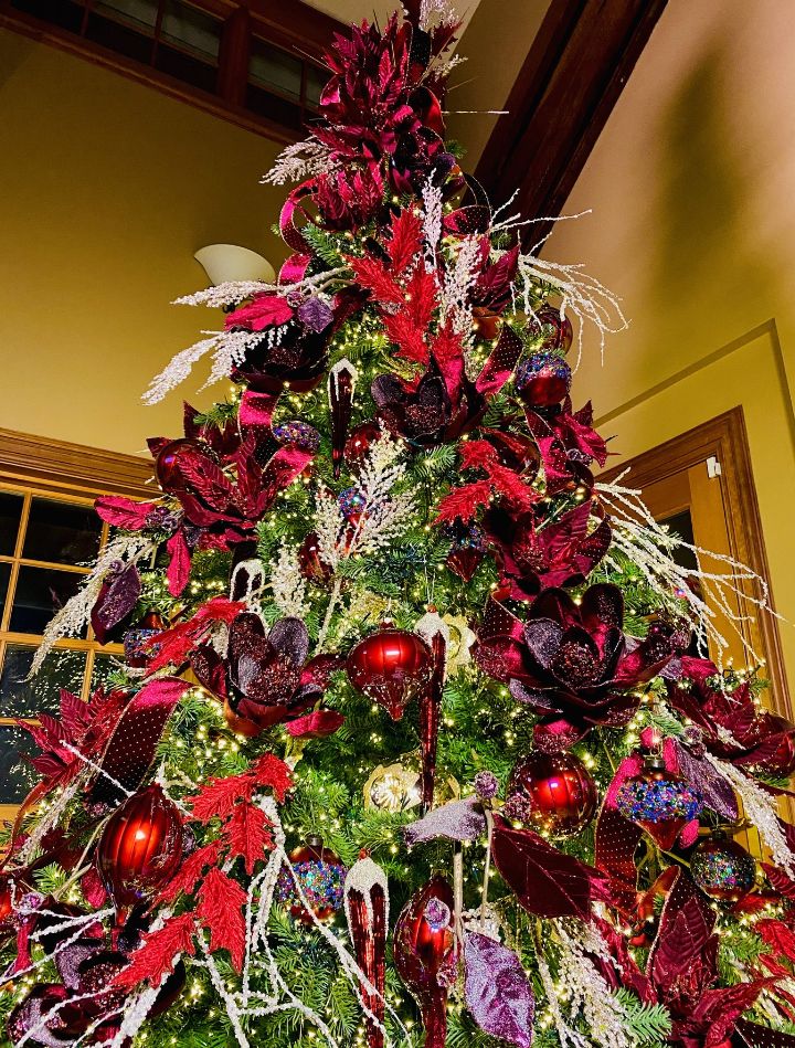 Red Christmas Tree Decor: 25 Trendy and Elegant Holiday Styles