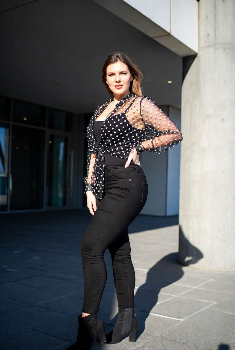 Polka Dot Blouse With Jeans Outfit: 20 Chic & Modern Ways to Style This Classic Combo