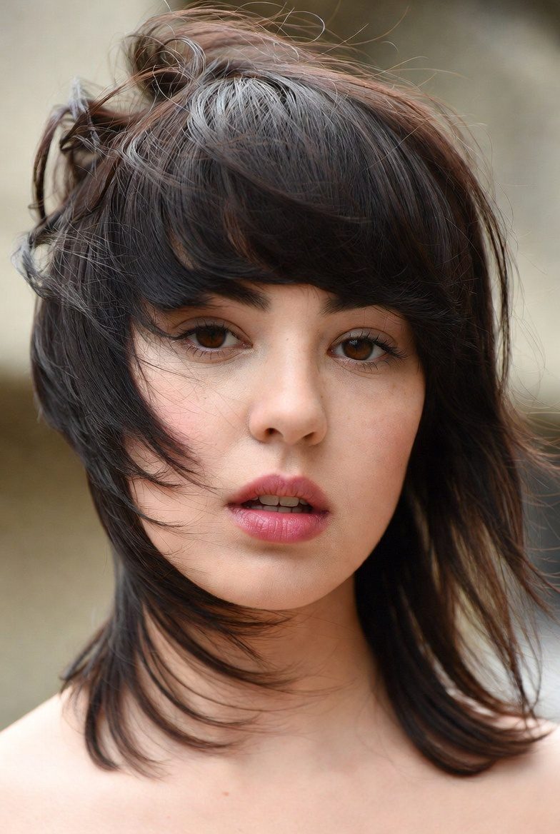 21 Best Hairstyles for Round Faces That Make Your Face Look Slimmer