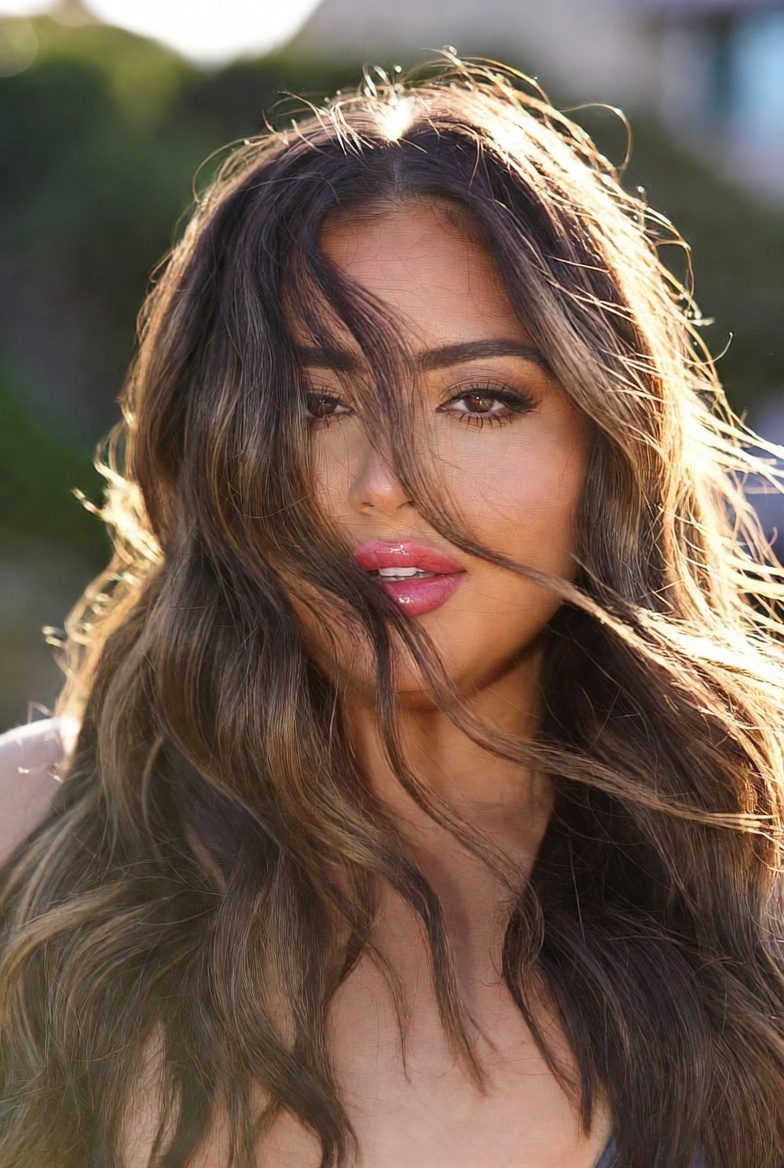 21 Best Hairstyles for Round Faces That Make Your Face Look Slimmer