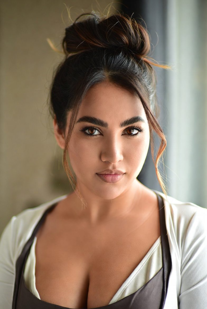 21 Best Hairstyles for Round Faces That Make Your Face Look Slimmer