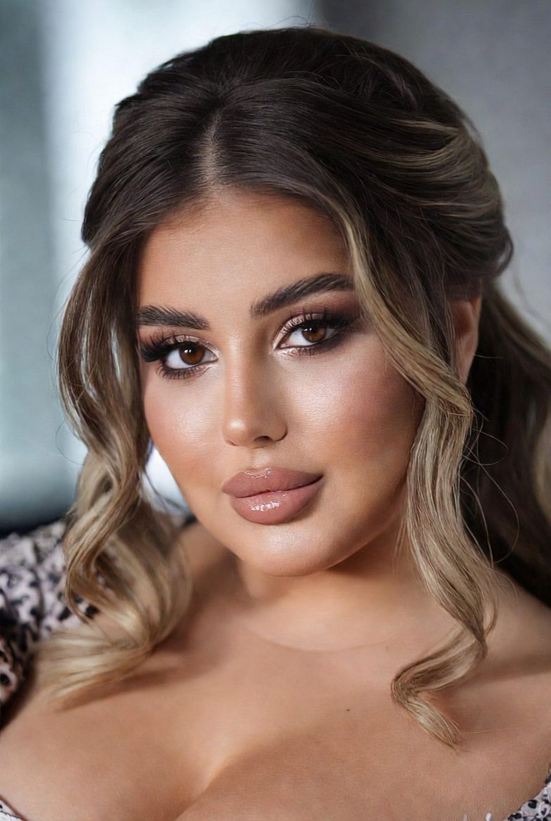 21 Best Hairstyles for Round Faces That Make Your Face Look Slimmer
