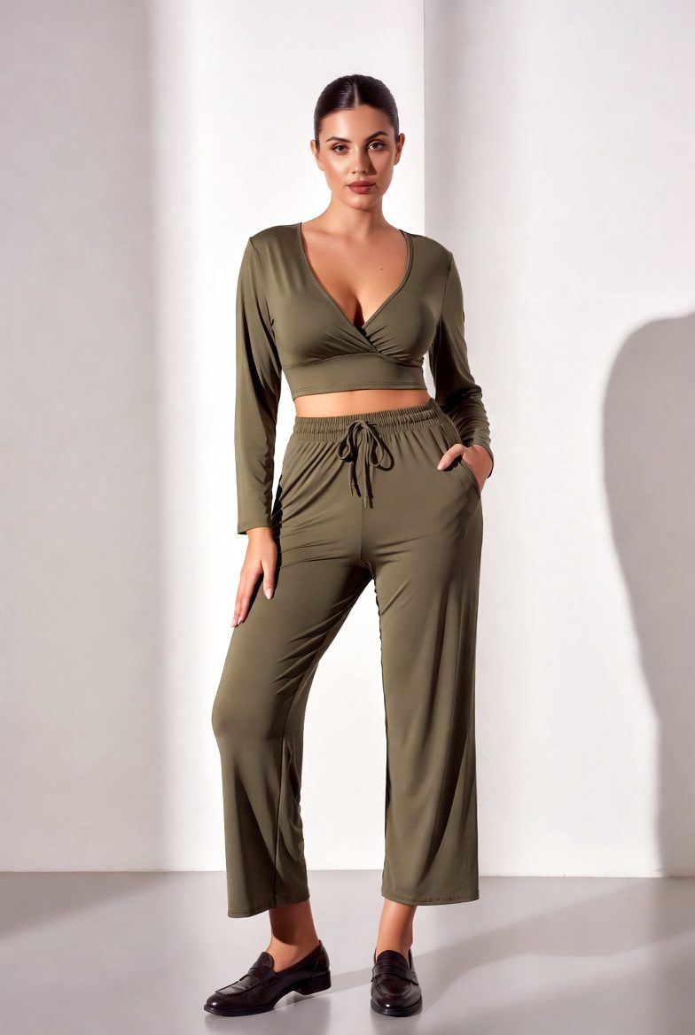 18 Chic Outfits That Look Amazing With Flats (No Heels Needed)